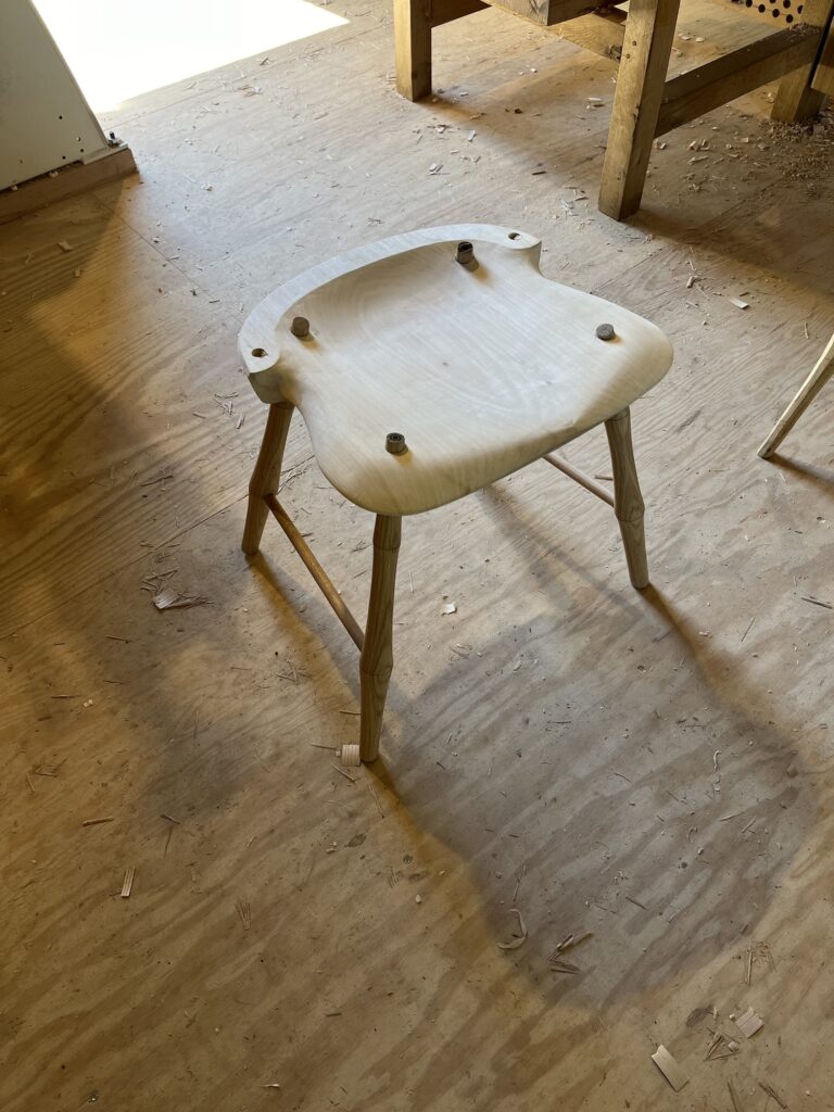 les pieds assemblés