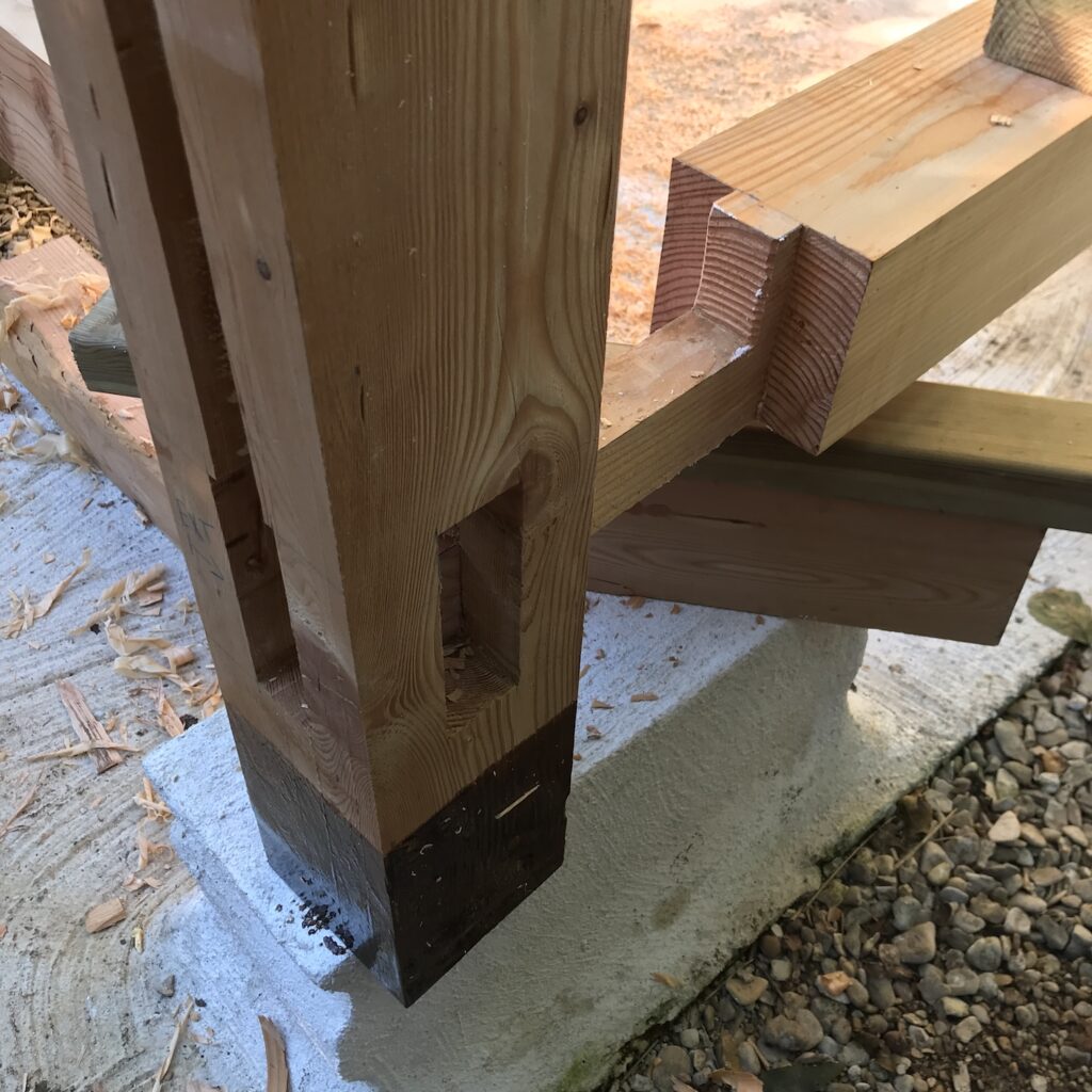 assemblage de trois traverses sur un pilier