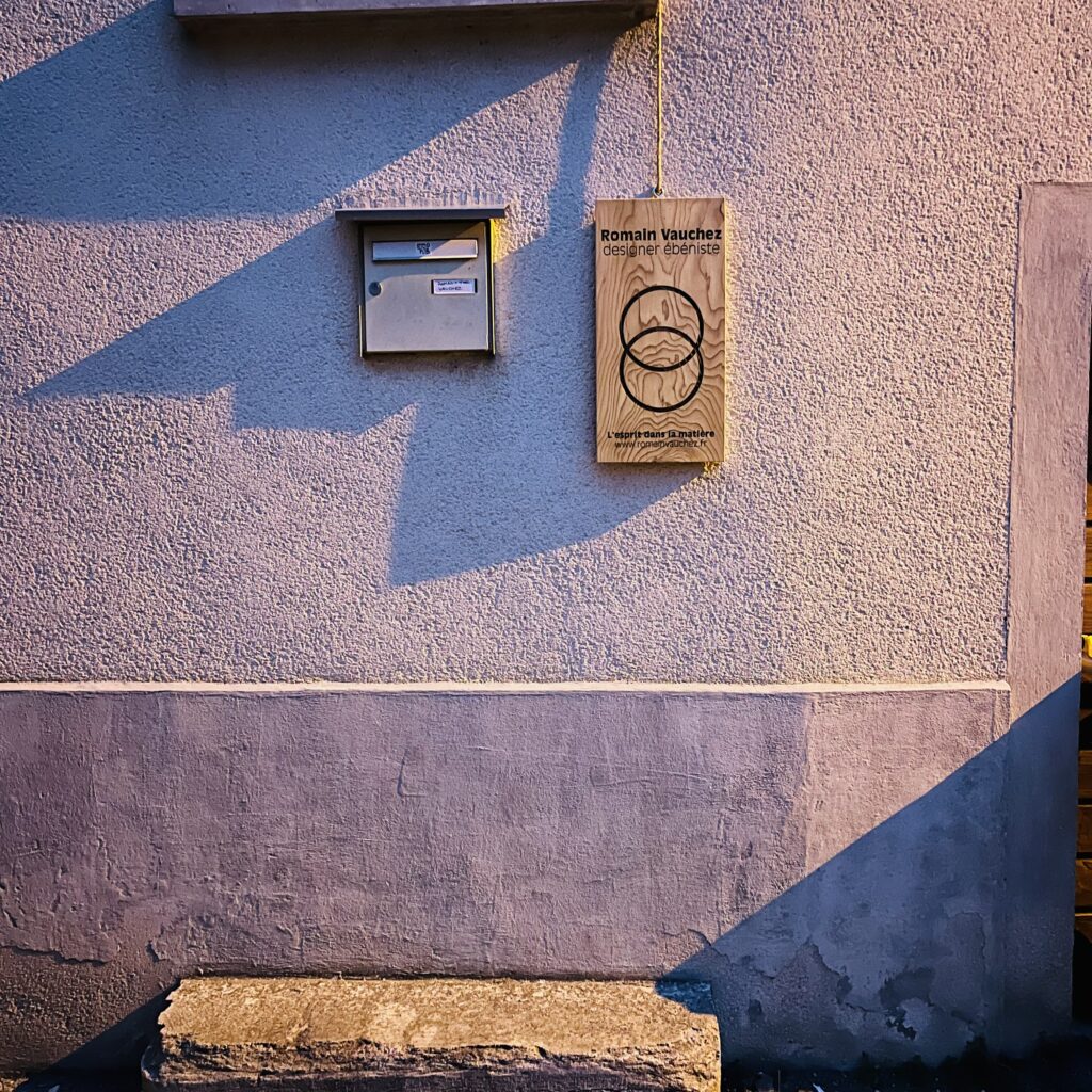 l'enseigne à sa place