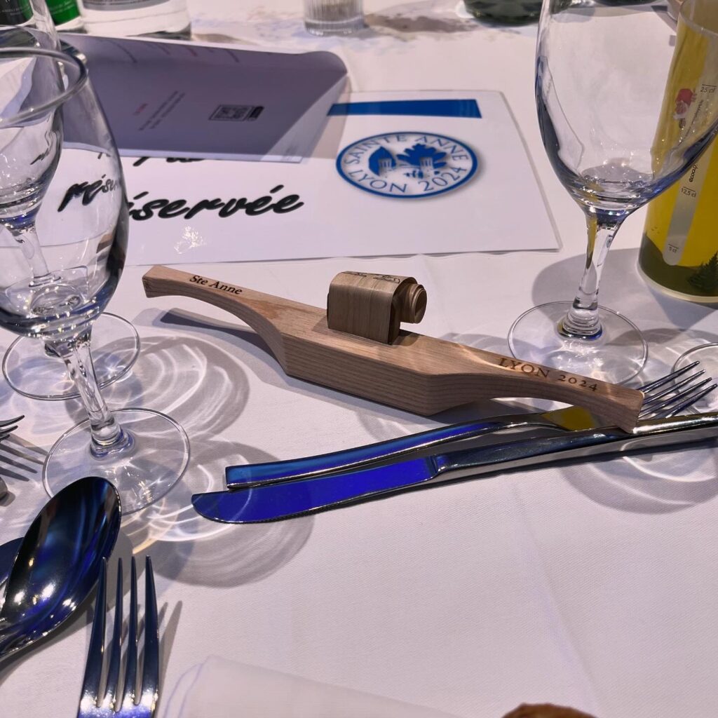 le logo sur la table